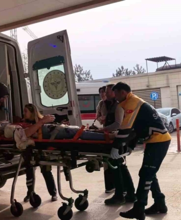 Otomobil tırın altına girdi: 4 yaralı