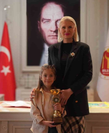 Başkan Subaşı, şiir ve resim yarışmasında dereceye girenlere ödüllerini verdi