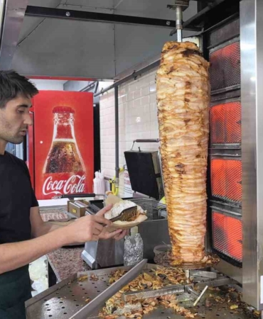 Şampiyonlar Ligi’nden dönerciliğe: Beşiktaş’ın eski futbolcusu döner dükkanı açtı