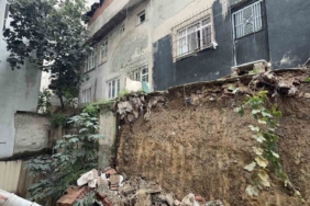 Arnavutköy’de iki bina arasındaki istinat duvar çöktü