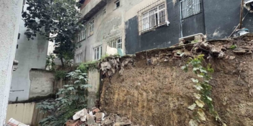 Arnavutköy’de iki bina arasındaki istinat duvar çöktü