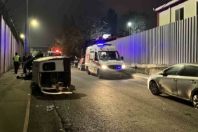 Sarıyer’de otomobil bir araca çarpıp, motosikletin üzerine devrildi: 2 yaralı