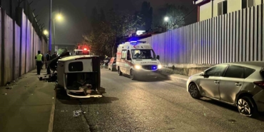 Sarıyer’de otomobil bir araca çarpıp, motosikletin üzerine devrildi: 2 yaralı