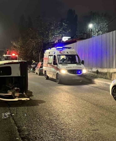 Sarıyer’de otomobil bir araca çarpıp, motosikletin üzerine devrildi: 2 yaralı