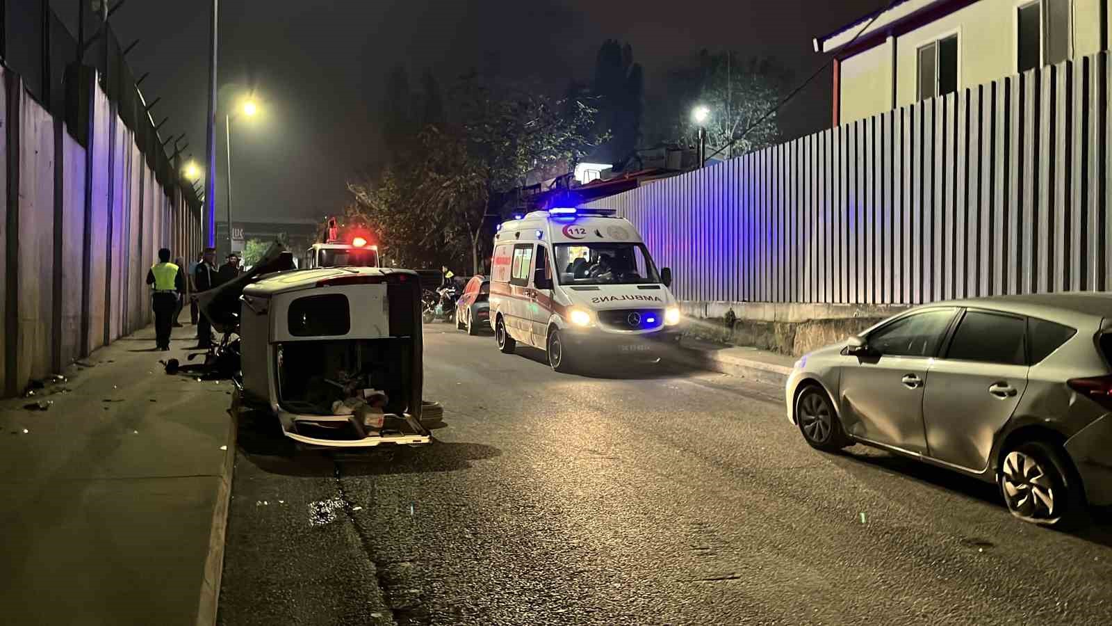 Sarıyer’de otomobil bir araca çarpıp, motosikletin üzerine devrildi: 2 yaralı
