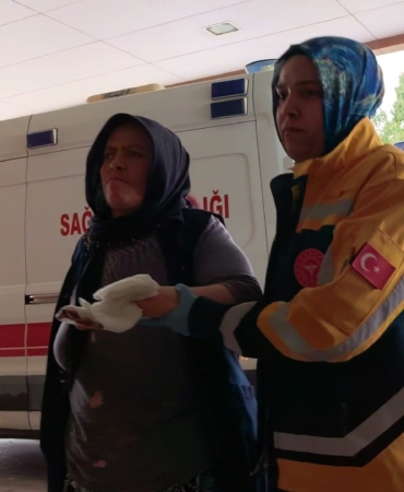 Elleri merdaneli ütüye sıkışan kadın yaralandı