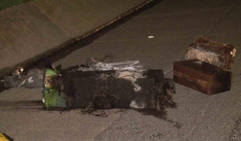 Kuzey Marmara Otoyolu’nda kamyonun lastiğinde başlayan yangın, dorseyi kullanılamaz hale getirdi