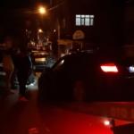 Lüks otomobilin içinde dehşeti yaşadı, kaçarken kaza yaptı