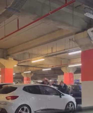 AVM otoparkında iki aile arasında kavga: O anlar kamerada