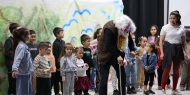 Kartepe’de hem büyüklere hem küçüklere tiyatro ziyafeti