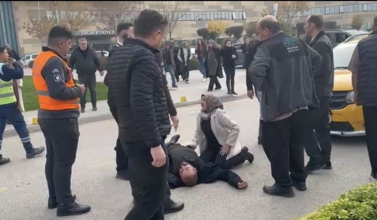 Hastane önünde feci kaza