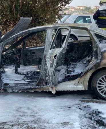 Yakıt aldıktan sonra otomobil alev aldı: 2 araç kullanılamaz hale geldi