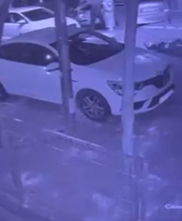 Yolun karşısına geçen adama otomobil çarptı