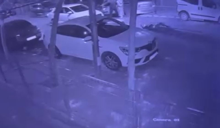 Yolun karşısına geçen adam otomobil çarptı