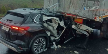 Keşan’da otomobil tırın dorsesine çarptı: 3 kişi yaralandı