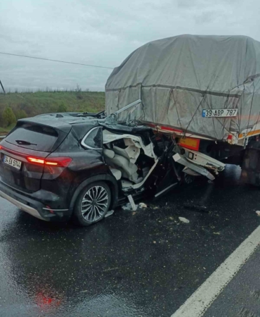 Keşan’da otomobil tırın dorsesine çarptı: 3 kişi yaralandı