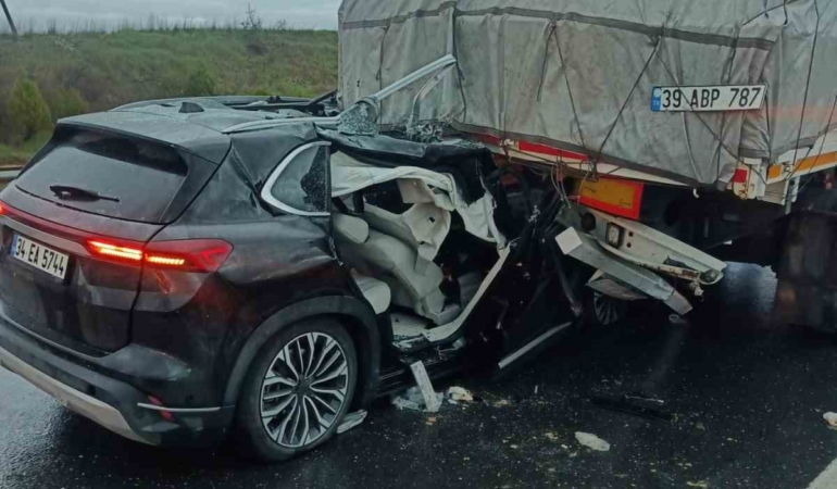 Keşan’da otomobil tırın dorsesine çarptı: 3 kişi yaralandı