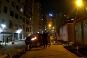 Kağıthane’de ters yöne giren sürücü bariyere çıkarak askıda kaldı, o anlar kamerada