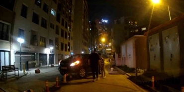 Kağıthane’de ters yöne giren sürücü bariyere çıkarak askıda kaldı, o anlar kamerada