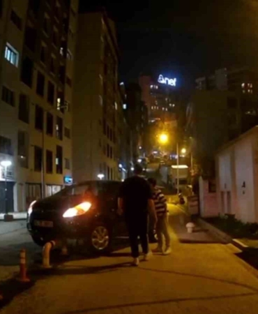 Kağıthane’de ters yöne giren sürücü bariyere çıkarak askıda kaldı, o anlar kamerada