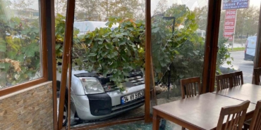 Kocaeli’de kontrolden çıkan otomobil dehşet saçtı: 1 ölü, 3 yaralı