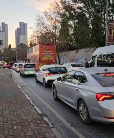 Okulların açılmasıyla İstanbul’da trafik yoğunluğu yaşandı