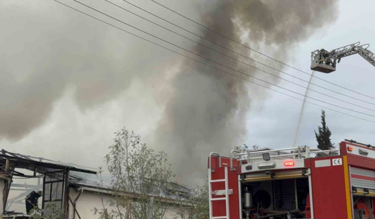 Kocaeli’de mutfak tezgahları üretim tesisinde korkutan yangın