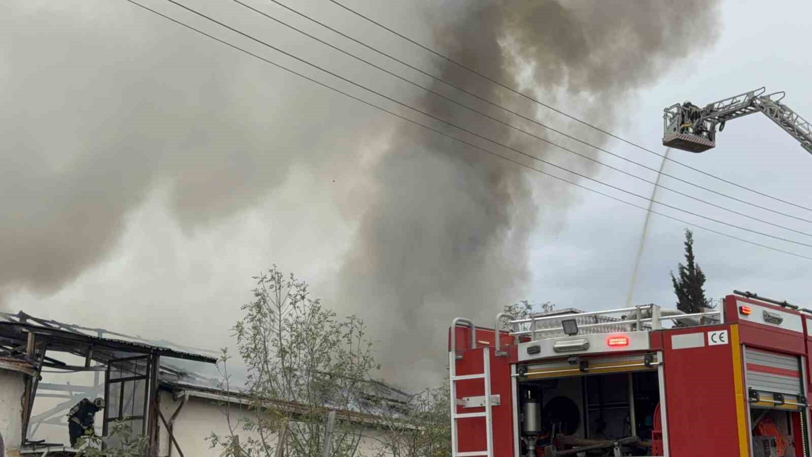 Kocaeli’de mutfak tezgahları üretim tesisinde korkutan yangın