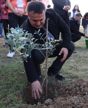 BŞEÜ’de zeytin fidanları toprakla buluştu