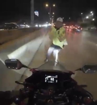 Maltepe’de motosikletin çarptığı trafik polisi yaralandı: Kaza anı kamerada