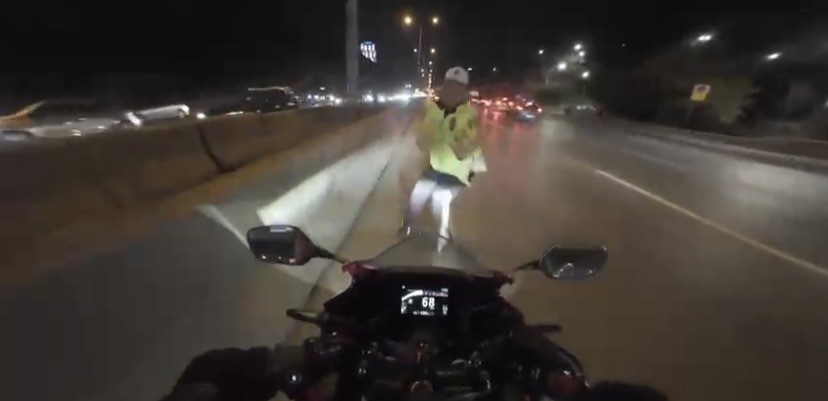 Maltepe’de motosikletin çarptığı trafik polisi yaralandı: Kaza anı kamerada