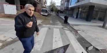 Motosikletten inip yol vermekte direndi: Ben geçmem