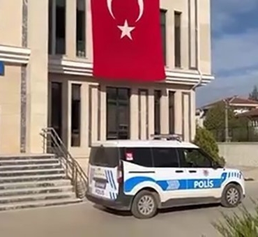 Bursa’da 28 yıl 8 ay hapis cezasıyla aranan 2 şüpheli yakalandı