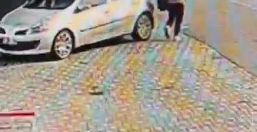 Park halindeki aracı çizip hiçbir şey olmamış gibi yoluna devam etti