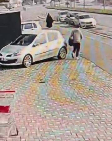 Park halindeki aracı çizip hiçbir şey olmamış gibi yoluna devam etti