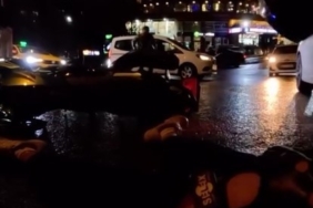 Kavşakta motosikletliye araba çarptı