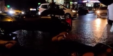 Kavşakta motosikletliye araba çarptı