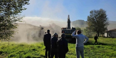Sındırgı’da 52 yıllık evli çift depremde ağır hasar gören evlerinin yıkılışını gözyaşlarıyla izledi
