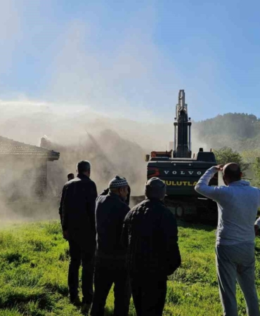 Sındırgı’da 52 yıllık evli çift depremde ağır hasar gören evlerinin yıkılışını gözyaşlarıyla izledi