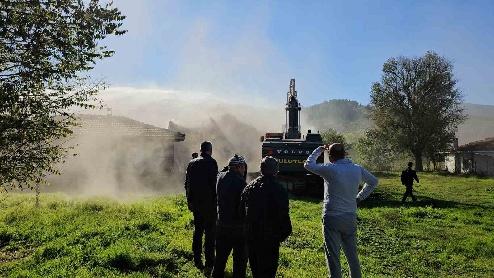 Sındırgı’da 52 yıllık evli çift depremde ağır hasar gören evlerinin yıkılışını gözyaşlarıyla izledi