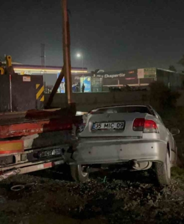 Park halindeki tıra çarpan otomobildeki 2 kişi yaralandı