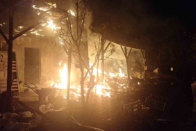 Arı kovanlarının bulunduğu sundurma yapıda yangın