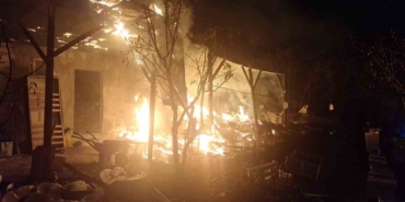 Arı kovanlarının bulunduğu sundurma yapıda yangın