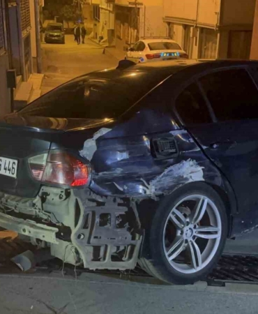 Bursa’da "dur" ihtarına uymayan sürücü 5 kilometre kaçtı: 3 araca ve duvara çarptı