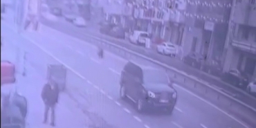 Ümraniye’de ilginç kaza kamerada: Sürücüsüz motosikletin çarpmasından kıl payı kurtuldu