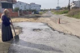 Köstebek yuvasına dönen yolu kendi imkanlarıyla onararak beton attılar