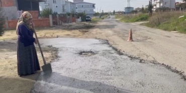 Köstebek yuvasına dönen yolu kendi imkanlarıyla onararak beton attılar