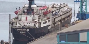 Susuzluktan boru yalayan inekler