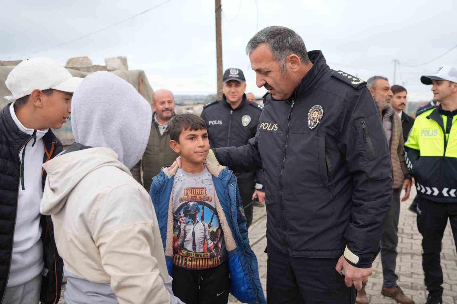 Tekirdağ Emniyeti, mahalle mahalle vatandaşlarla buluşmaya devam ediyor