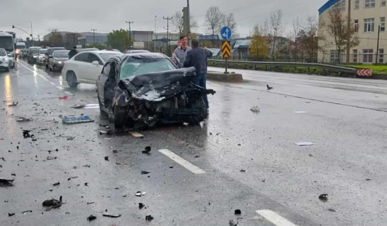 Sakarya’da 3 araçlı zincirleme kaza: 2 yaralı